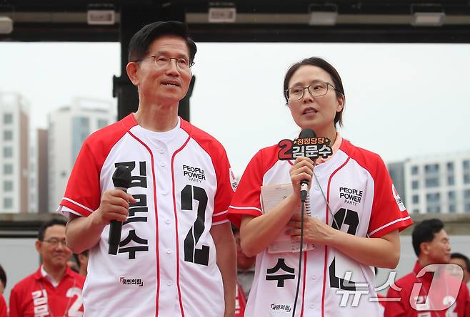 김문수 국민의힘 대통령 후보가 21대 대통령 선거를 하루 앞둔 2일 오후 대구 동구 동대구역 광장을 찾아 딸 동주 씨와 함께 지지를 호소하고 있다. 2025.6.2/뉴스1 ⓒ News1 공정식 기자