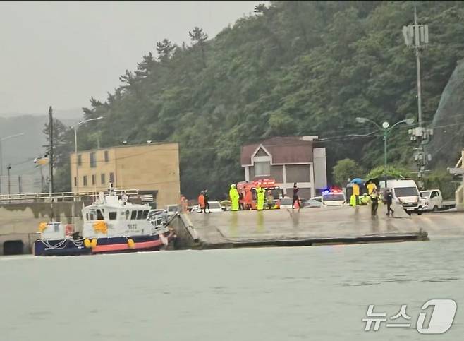 목포해경이 2일 진도군 진도항에서 일가족 4명이 탑승한 차량을 수색하고 있다.(목포해경 제공. 재판매 및 DB 금지) 2025.6.2/뉴스1