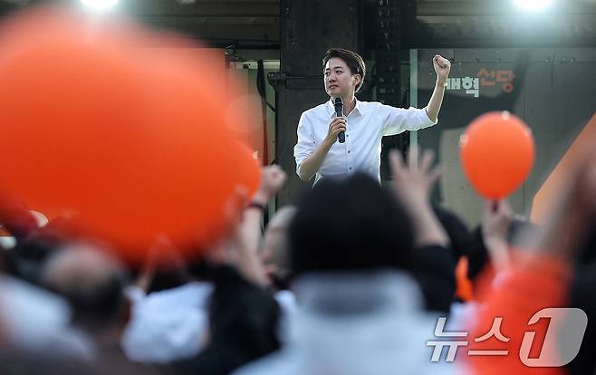 이준석 개혁신당 대통령 후보가 21대 대통령선거를 하루 앞둔 2일 오후 대구 수성구 수성못 상화동산을 찾아 지지를 호소하고 있다. 2025.6.2/뉴스1 ⓒ News1 공정식 기자