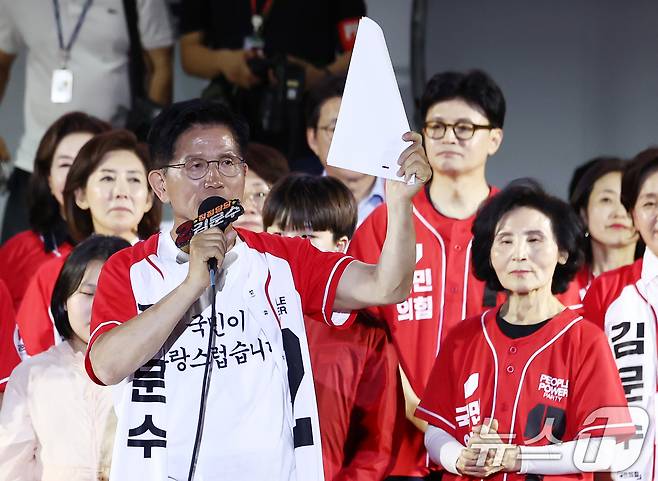 김문수 국민의힘 대통령 후보가 제21대 대통령 선거를 하루 앞둔 2일 오후 서울 중구 서울시청 앞 광장에서 열린 '울려라 함성, 들어라 승리의 메아리' 피날레 유세에서 지지를 호소하고 있다. 오른쪽은 부인 설난영 여사. 2025.6.2/뉴스1 ⓒ News1 김민지 기자