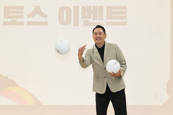 위촉식 이후 사진을 찍은 최태웅 전 감독. 사진┃인천광역시교육청