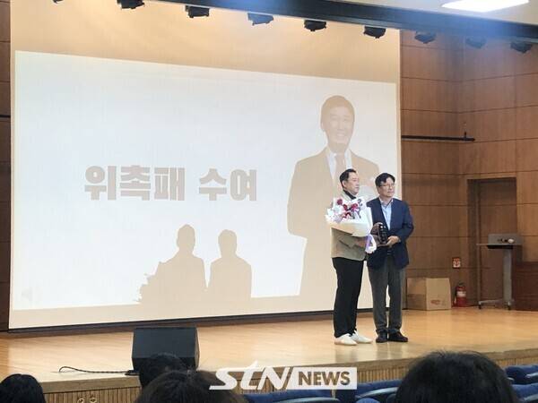 위촉식에서 최태웅 전 감독과 도성훈 인천광역시교육감. 인천=사진┃이형주 기자