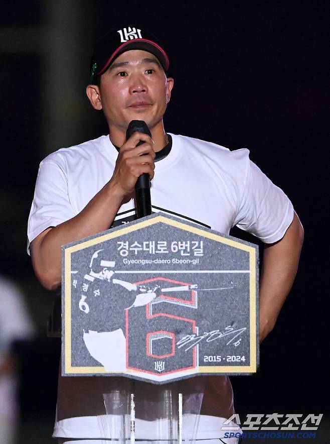 1일 수원KT위즈파크에서 열린 KIA와 KT의 경기, 경기 후 진행된 박경수의 은퇴식에서 박경수가 은퇴 소감을 전하고 있다. 수원=허상욱 기자wook@sportschosun.com/2025.06.01/