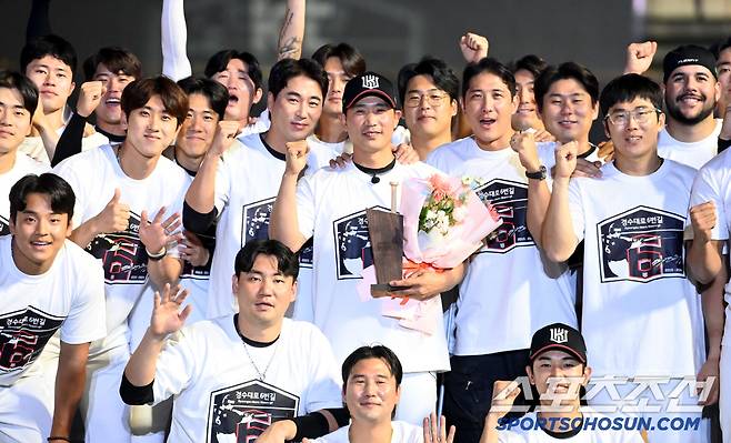 1일 수원KT위즈파크에서 열린 KIA와 KT의 경기, 경기 후 진행된 박경수의 은퇴식에서 박경수가 선수들과 함께 기념촬영을 하고 있다. 수원=허상욱 기자wook@sportschosun.com/2025.06.01/