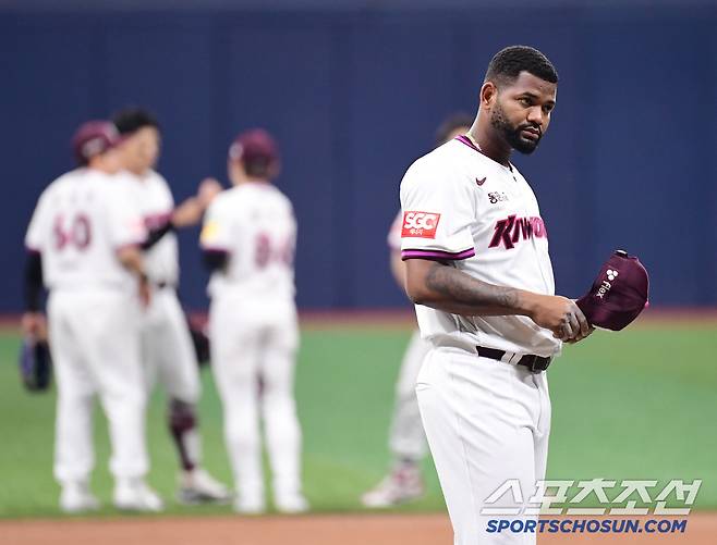 1일 고척돔에서 열린 KBO리그 키움과 두산의 경기. 1회 투구룰 준비하는 키움 선발 알칸타라. 고척=송정헌 기자songs@sportschosun.com/2025.06.01/