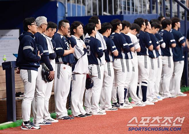 경기를 준비하는 두산 이승엽 감독과 선수단.
