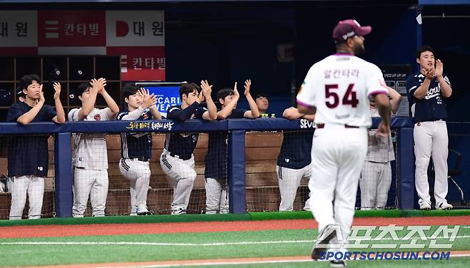 2회 김대한의 안타 때 박수를 보내고 있는 두산 선수들.