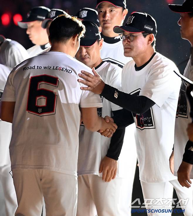 이종범 코치의 축하를 받으며