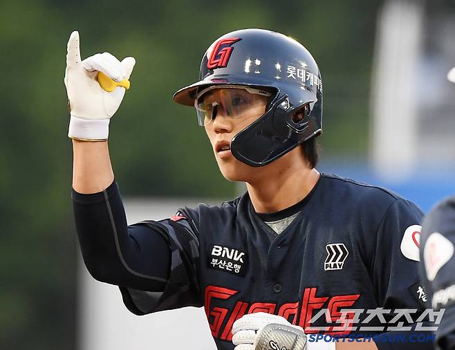 27일 대구 라이온즈파크에서 열린 롯데-삼성전. 2회초 2사 1루 전민재가 안타를 친 후 세리머니를 하고 있다. 대구=정재근 기자 cjg@sportschosun.com/2025.5.27/