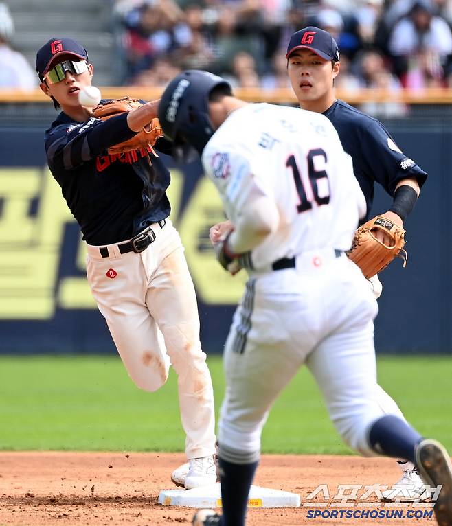27일 잠실야구장에서 열린 롯데와 두산의 경기, 3회말 1사 1루 롯데 유격수 전민재가 두산 정수빈의 땅볼 타구를 잡아 병살로 이어가고 있다. 잠실=허상욱 기자wook@sportschosun.com/2025.04.27/