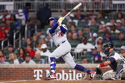 타격하는 미겔 로하스. ⓒ연합뉴스