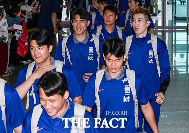 조현우(오른쪽)를 비롯한 선수들이 출국하고 있다.