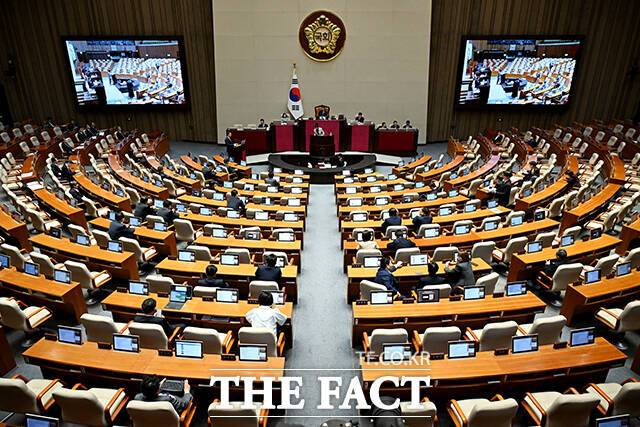 국회는 오는 5일 오후 2시 본회의를 연다. 이날 더불어민주당 주도로 국회 법자세법위원회를 통과한 공직선거법과 형사소송법 등이 처리될지 주목된다. /배정한 기자