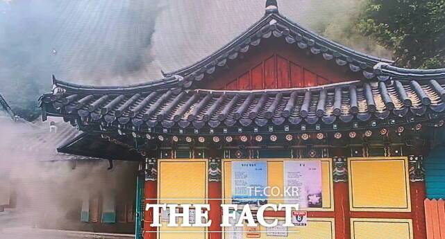 2일 오후 2시 55분쯤 세종시 연동면 명학리 황룡사에서 불이나 소방대원들이 불을 끄고 있다. /세종소방본부