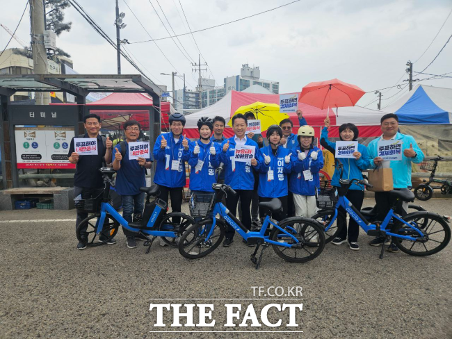 이재명 더불어민주당 후보 직속 모두의나라위원회가 제21대 대통령 선거를 하루 앞둔 2일 오일장이 열린 김포북변시장에서 투표 참여 캠페인을 벌이고 있다. /더불어민주당