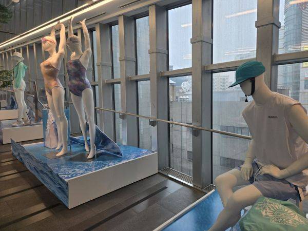 신세계백화점 영등포점 6층 스포츠 매장. 백화점 층  분위기를 바캉스 시즌으로 전면 교체했다. 임혜선 기자.