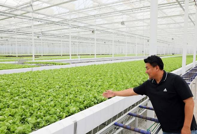 한상태 H&A 대표가 스마트팜 내부를 소개하고 있다.