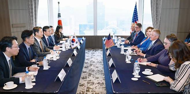 안덕근 산업통상자원부 장관이 5월30일 서울 중구 롯데호텔에서 브루스 웨스터먼 미국 하원 천연자원위원회 위원장을 비롯한 위원회 소속 의원단과 면담하고 있다. 연합뉴스