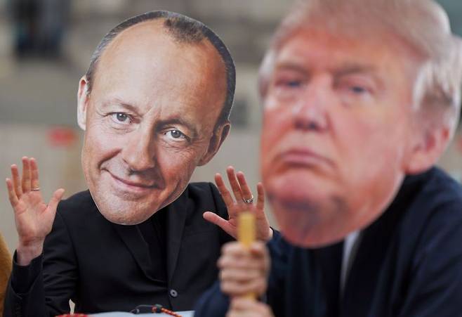 독일의 평화 운동가들이 트럼프 대통령과 메르츠 총리를 복장을 하고 목소리를 내고 있다. EPA연합뉴스