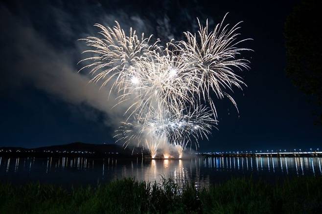 2024 고양행주문화제 '수상 불꽃놀이'. 고양특례시 제공