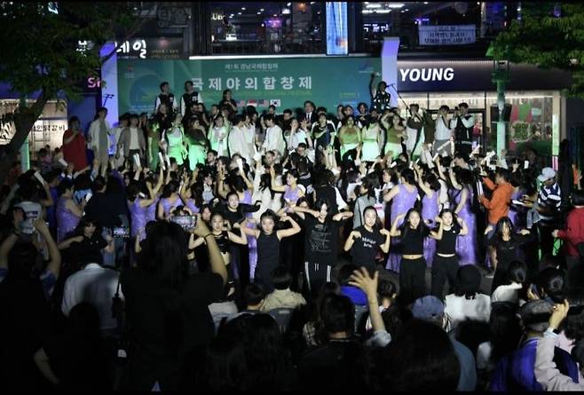 창원상남 분수광장에서 마지막 시간 시민들과 함께 합창과 덴싱으로 즐기는 모습.