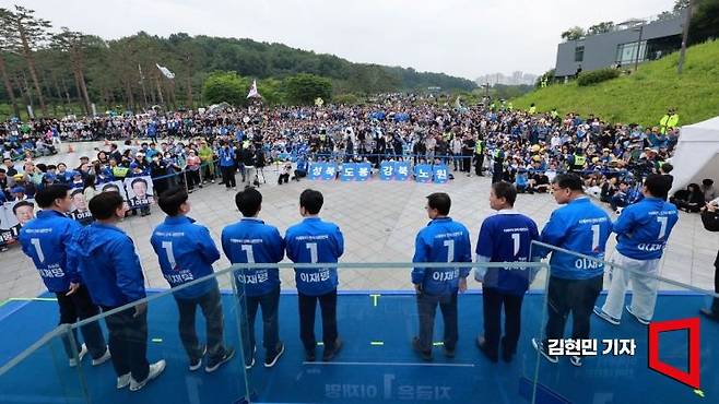 제21대 대통령 선거를 하루 앞둔 2일 서울 강북구 북서울꿈의숲 서문광장에서 시민들이 이재명 더불어민주당 대선 후보의 유세현장를 지켜보고 있다. 김현민 기자
