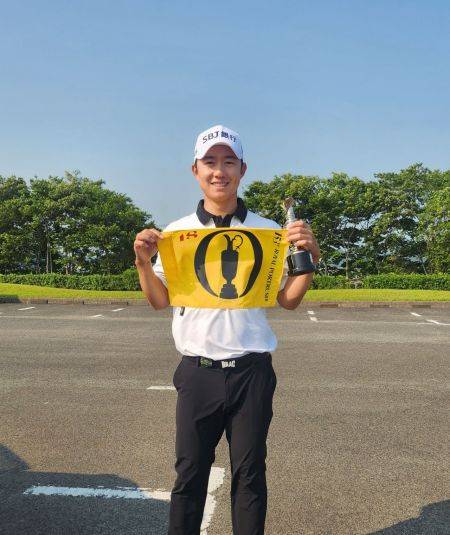 송영한이 미즈노 오픈에서 공동 2위에 올라 디 오픈 출전을 따낸 뒤 환하게 웃고 있다. 사진제공=송영한