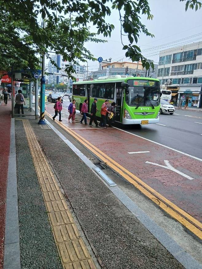 시민들이 동아여객 버스에 줄어 서서 올라타는 모습.