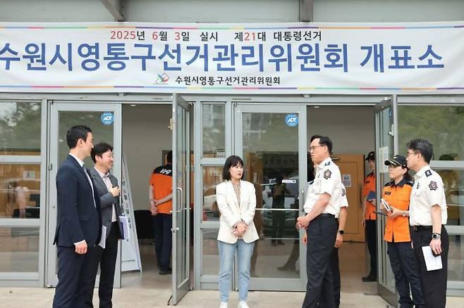 김재병 경기도소방재난본부장(오른쪽 세번째)이 2일 아주대 투개표소를 찾아 관계자들과 현장점검을 하고 있다. 경기도소방재난본부 제공