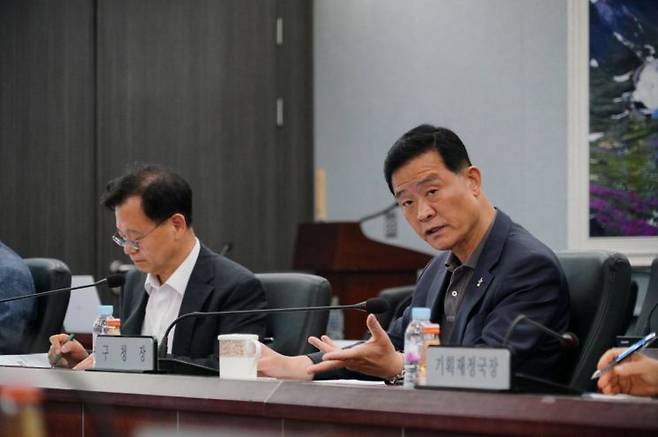 이승로 성북구청장이 간부들에게 대통령선거에 필요한 행정사항을 전달하고 있다. 성북구 제공.