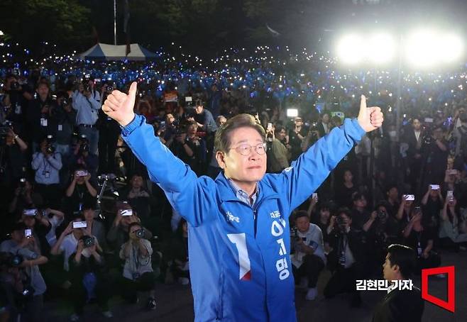 이재명 더불어민주당 대선 후보가 2일 서울 여의도공원 문화의마당에서 열린 마지막 유세에서 시민들에게 지지를 호소하고 있다. 2025.6.2 김현민 기자