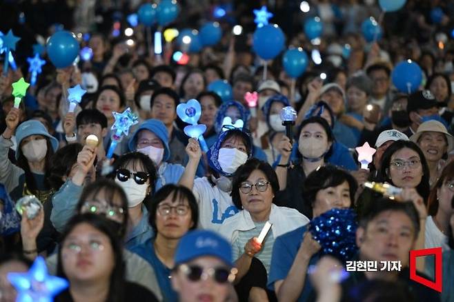 대통령 선거를 하루 앞둔 2일 서울 여의도공원 문화의마당에서 열린 이재명 더불어민주당 대선 후보의 유세에서 시민들이 응원봉을 들고 환호하고 있다. 2025.6.2 김현민 기자