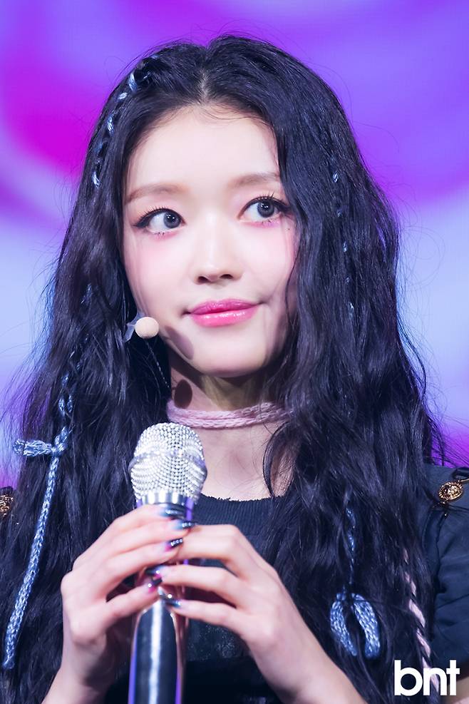 오마이걸 출신 배우 유아가 사람엔터테인먼트와 전속계약을 체결했다