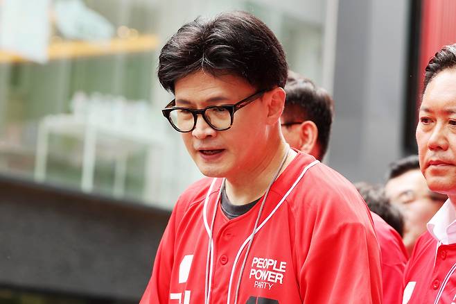 한동훈 전 국민의힘 대표가 지난달 29일 광주광역시 동구 충장로우체국 앞에서 유세하고 있다. /연합뉴스