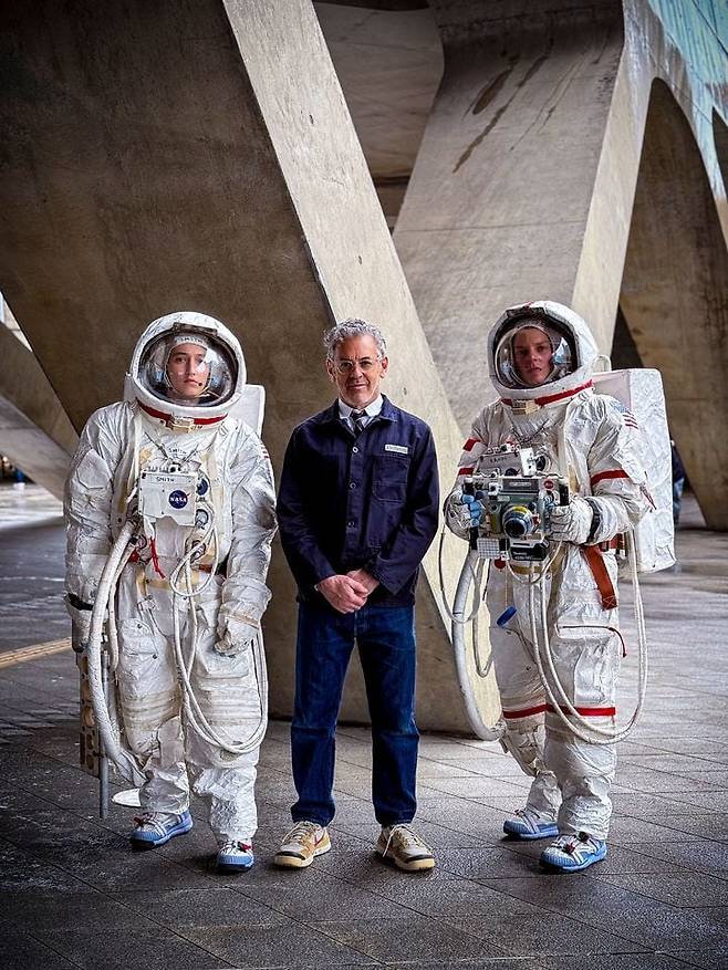 톰 삭스(가운데)와 두 명의 우주 비행사들. /현대카드 제공