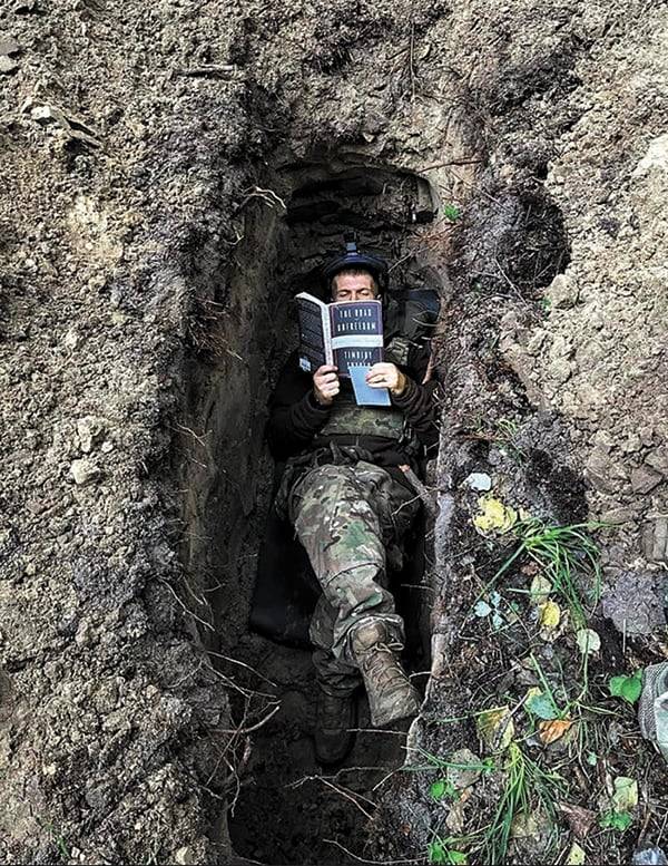 참호에서 스나이더 책 읽는 우크라이나 군인 - 한 우크라이나 군인이 참호에서 티머시 스나이더 교수가 저술한 ‘가짜 민주주의가 온다(The Road to Unfreedom)’를 읽고 있다. 러시아의 권위주의 체제에 대한 비판을 주로 다룬 책이다. /티머시 스나이더 X