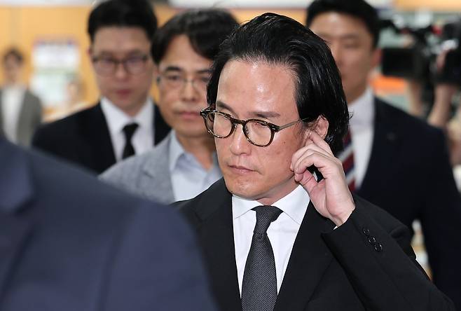 조현범 한국타이어앤테크놀로지 회장이 지난달 29일 서울 서초구 서초동 서울중앙지방법원에서 열린 특정경제범죄 가중처벌 등에 관한 법률 위반(횡령) 등 1심 선고에 출석하고 있다. /뉴스1