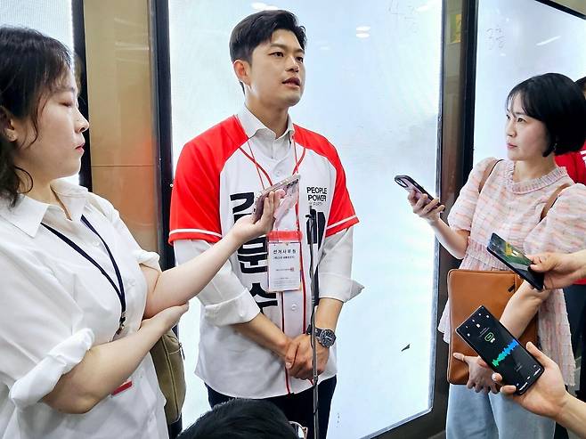 김용태 국민의힘 비상대책위원장이 1일 오후 대구 중구 동성로에서 취재진 질문에 답하고 있다. /뉴스1