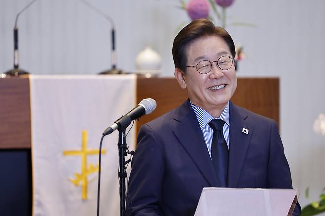 이재명 더불어민주당 대통령 후보가 제21대 대선 본선거를 하루 앞둔 2일 오후 경기 성남시 성남주민교회에서 기자회견을 하고 있다. /뉴스1