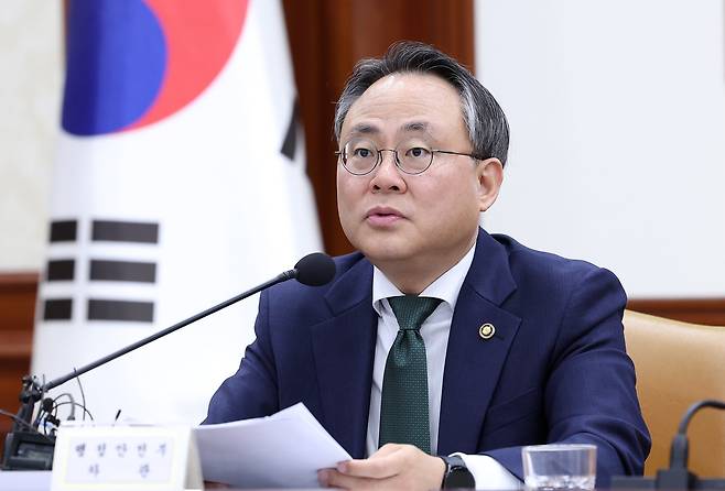 고기동 행정안전부 장관 직무대행이 지난달 21일 오전 서울 종로구 정부서울청사에서 열린 경제관계장관회의 겸 산업경쟁력강화 관계장관회의에서 모두발언을 하고 있다. /뉴스1