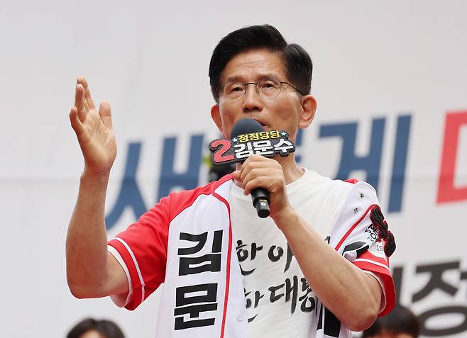 김문수 국민의힘 대통령 후보가 1일 오후 서울 서대문구 신촌역 앞 집중유세에서 시민들에게 지지를 호소하고 있다.(공동취재) 2025.6.1/뉴스1 ⓒ News1 이광호 기자