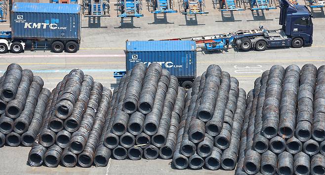 1일 경기 평택시 포승읍 평택항 수출 야적장에 철강 제품이 쌓여있다./뉴스1