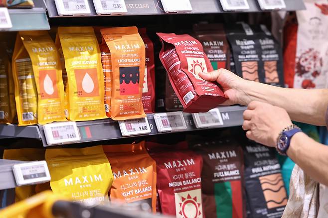 커피 원두값이 큰 폭으로 오르며 식음료와 프랜차이즈 업계가 원가 부담에 따른 가격 인상 행렬이 이어지고 있다. 업계에 따르면 동서식품은 인스턴트 커피·커피믹스·커피음료 등 제품의 출고 가격을 지난달 30일 기준 평균 7.7% 인상했다. 지난해 11월 맥심·카누 등 주요 제품 가격을 인상한 데 이어 6개월 만이다. 사진은 지난달 25일 서울의 한 대형마트에 커피 원두가 진열된 모습. /뉴스1