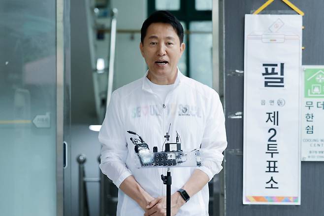 (서울=뉴스1) 신웅수 기자 = 오세훈 서울시장이 2일 서울 중구 구립 필동 경로당에 마련된 제21대 대통령선거 투표소를 방문해 이동약자 투표 편의시설 점검을 마치고 대시민 메시지를 발표하고 있다. (공동취재) 2025.6.1/뉴스1