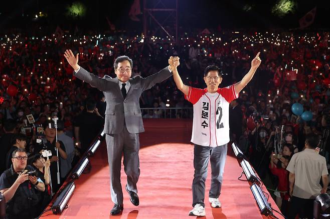 김문수 국민의힘 대통령 후보(오른쪽)와 이낙연 전 국무총리가 제21대 대통령 선거를 하루 앞둔 2일 오후 서울 중구 서울시청 앞 광장에서 열린 '울려라 함성, 들어라 승리의 메아리' 피날레 유세에서 지지자들을 향해 인사하고 있다. /뉴스1