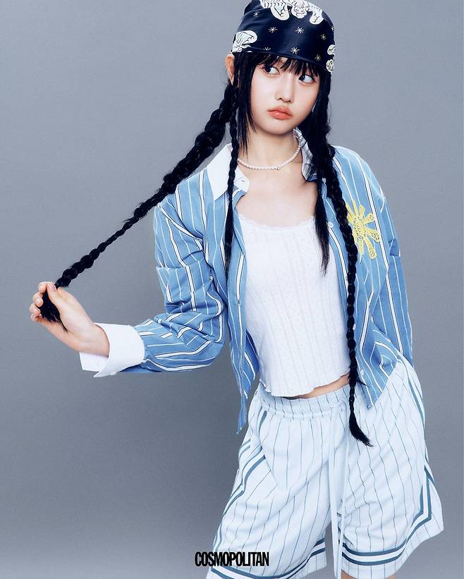 셔츠 Msgm. 쇼츠 Nike. 헤어 스카프 Sculptor. 목걸이 JYDdm. 이너 슬리브리스 톱 스타일리스트 소장품.