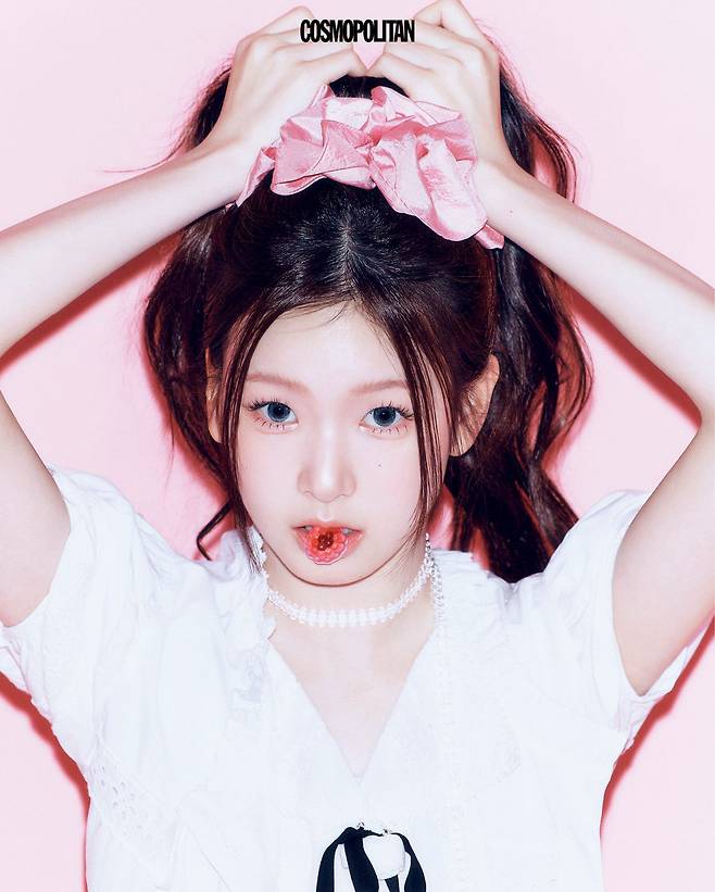 블라우스 Johnny Hates Jazz. 스크런치 Jean Paul Clarisse. 목걸이 Eireve.