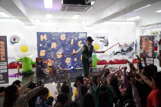 버블쇼 진행 모습. 국립부여박물관 제공