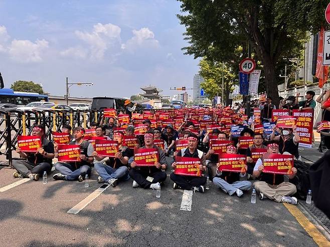 지난달 29일 오후 사무금융서비스 노동조합과 MG손해보험 노동조합은 금융위원회 앞에서 '전직원 총파업 선포 결의대회'를 열었다. ⓒ데일리안 황현욱 기자
