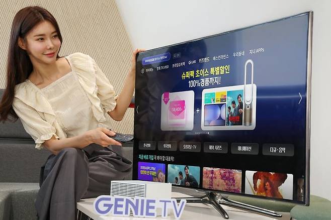모델이 지니 TV 슈퍼팩 초이스 할인 프로모션을 소개하는 모습이다.ⓒKT